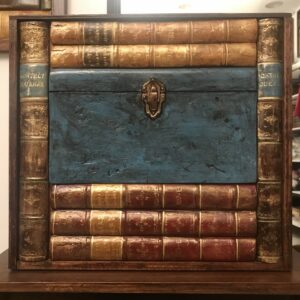 Contenitore grande con libri e scatola antica