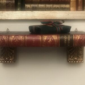 mensola a libro con capitelli dorati