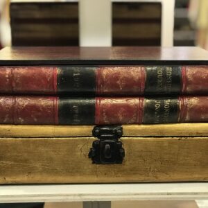 Scatola serie oro con due libri antichi