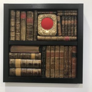 Pannello con cornice nera e orologio antico